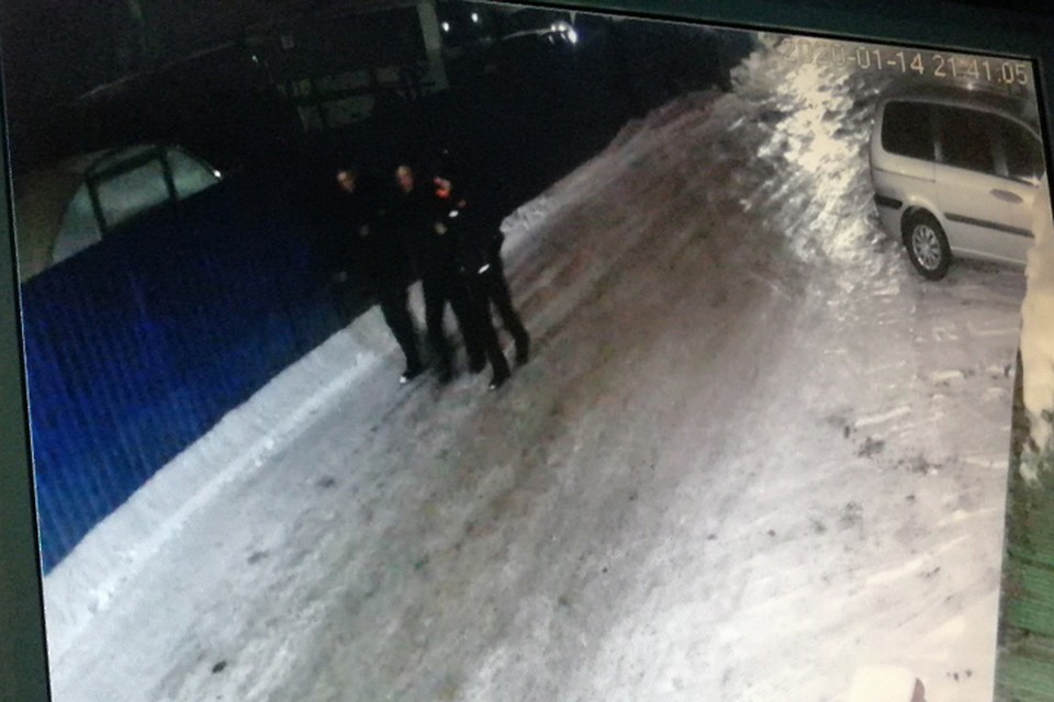Трое подозреваемых в жестокой расправе над собакой попали на камеры видеонаблюдения. ФОТО: Лариса Саплина.