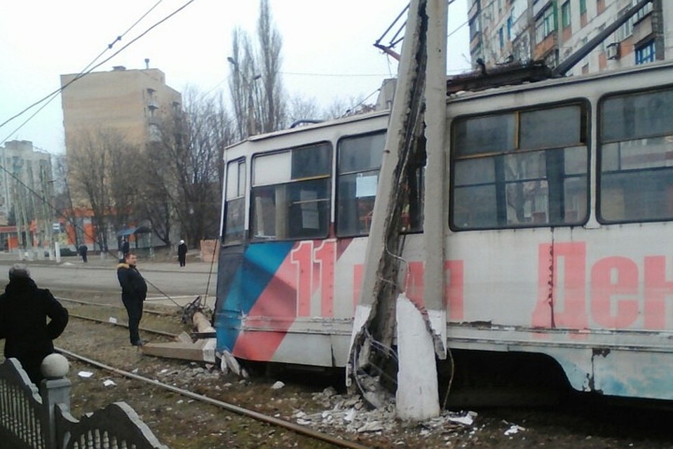 В Енакиево трамвай снес один столб и почти свалил второй. Фото: vk.com/typical_enakievo
