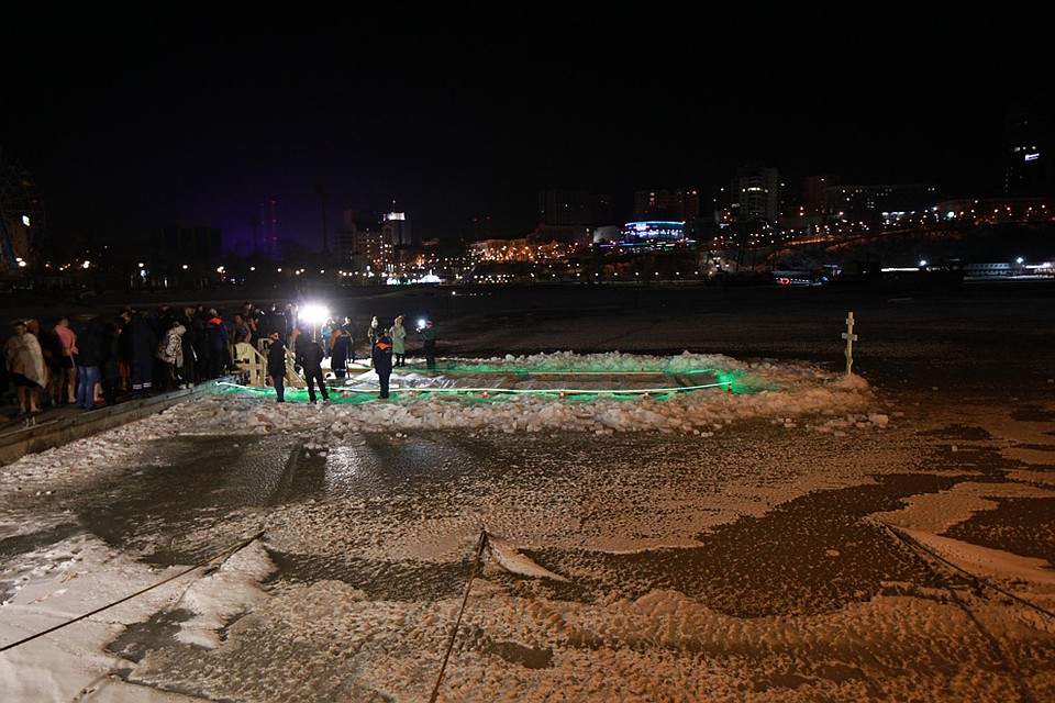 Прорубь во льду Амурского залива Японского моря. Фото: Вадим ПОПОВ