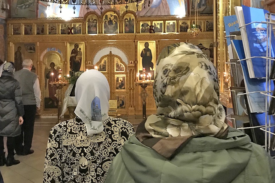 Чтобы не привлекать внимания соседей, близкие актрисы приехали в храм после службы