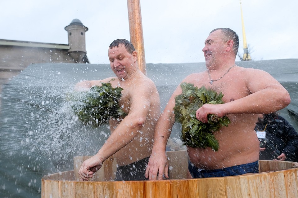Вотак "парились"петербуржцы в ледяной воде. Фото: Артем КИЛЬКИН