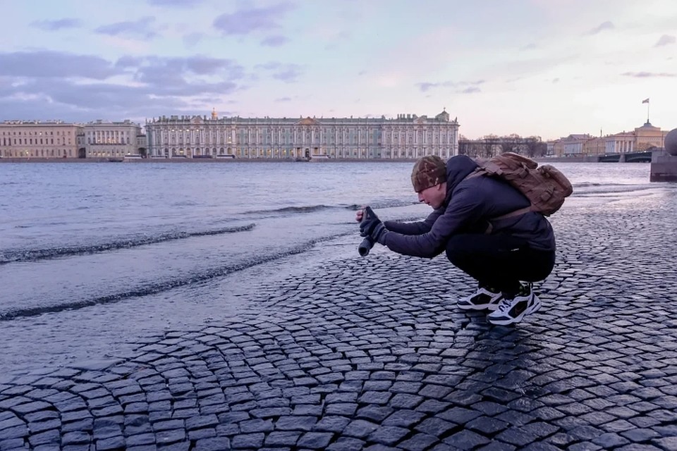 Жители и гости Петербурга активно фотографируют подтопленные участки города. Фото: Артем КИЛЬКИН