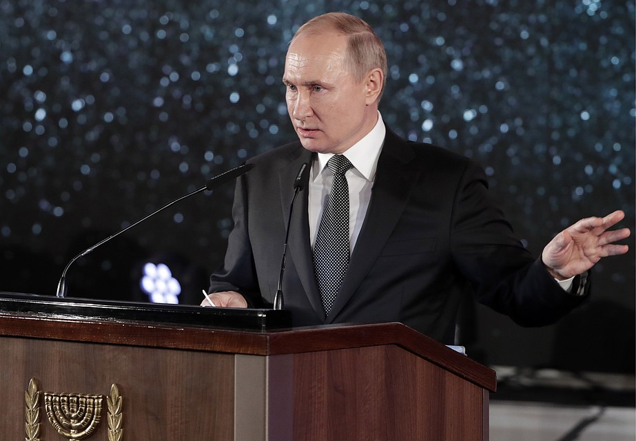 Президент РФ Владимир Путин во время выступления на церемонии открытия памятника жителям и защитникам блокадного Ленинграда "Свеча памяти" на территории парка "Сакер". Фото: Михаил Метцель/ТАСС