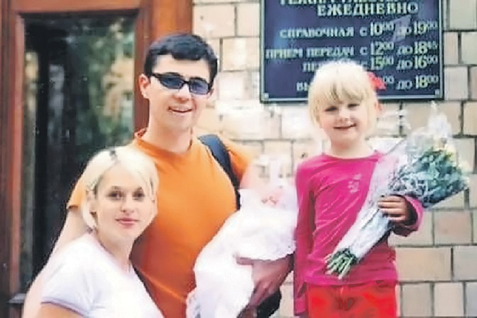 2002 г. Сергей Бодров с дочерью приехал в роддом забирать жену и новорожденного сына. Фото: instagram.com
