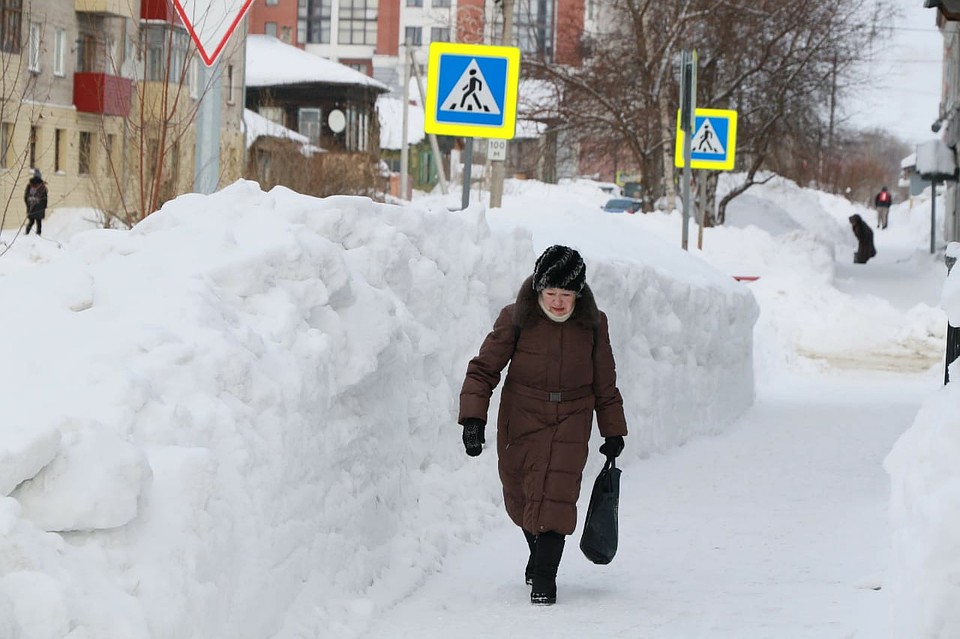 Сугробы в Барнауле Фото: Олег УКЛАДОВ