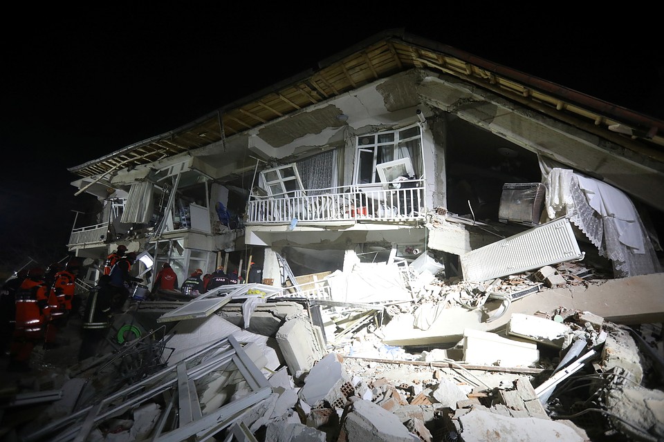 Под завалами все еще могут оставаться люди Фото: REUTERS