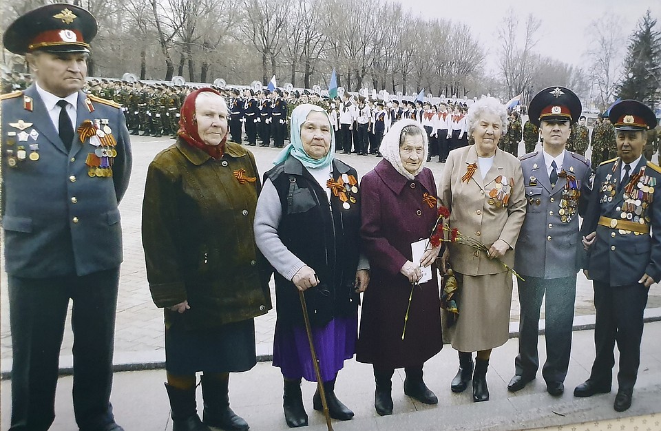 Владимир Тойвович с участниками общества "Блокадник". Фото: Ася ЖУКОВА