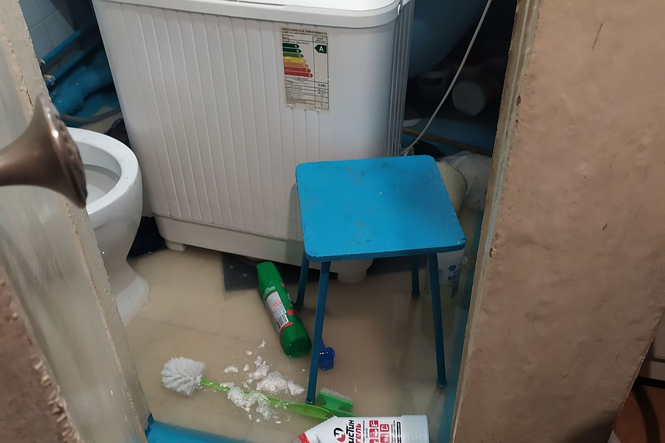 Ванная комната оказалась затоплена, вода также дошла до прихожей и зала Фото: Милана СОКОЛ
