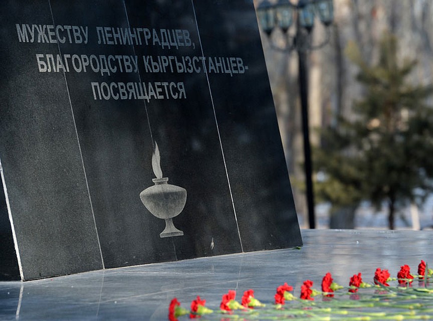 Участники памятной акции возложили цветы к мемориалу. Фото: Султан ДОСАЛИЕВ