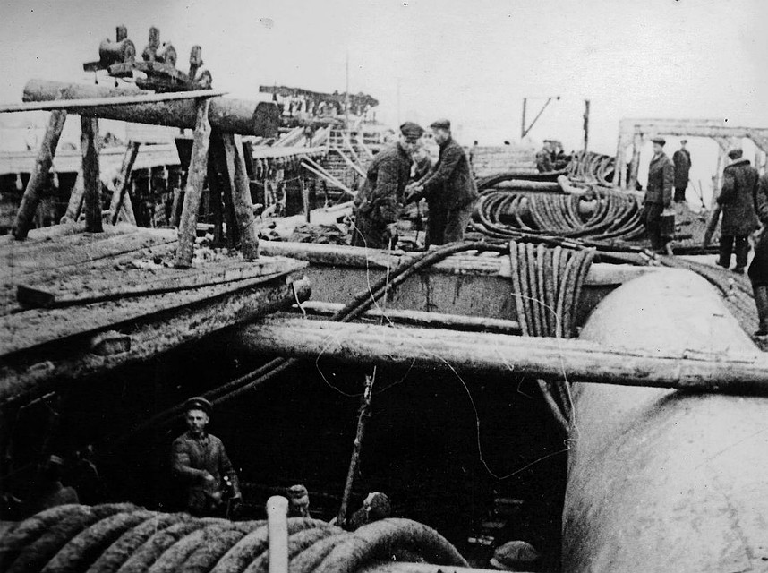 На выгрузку и укладку полукилометрового участка кабеля уходило до двух часов. Фото: «Ленэнерго».