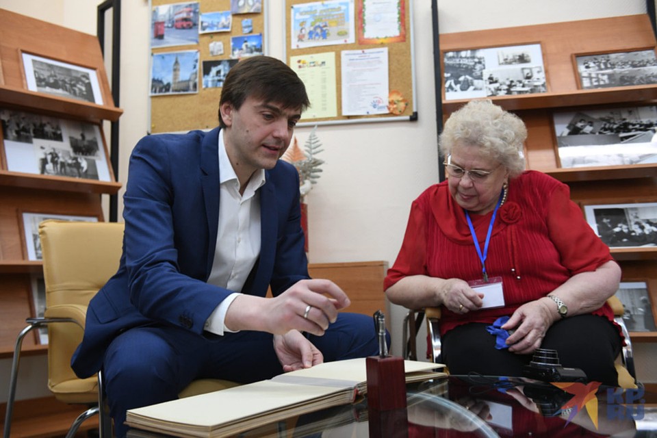 Оказалось, что в школе сохранился и класс, где новый министр сидел за партой, а позже встал с указкой у доски, и даже журналы с оценками, которые он выставлял своим ученикам. Фото: Михаил ФРОЛОВ