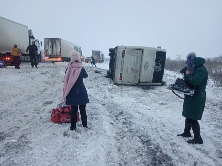 На момент аварии в автобусе находились 11 пассажиров. За медпомощью обратились четверо. Фото: ГУ МВД по Волгоградской области