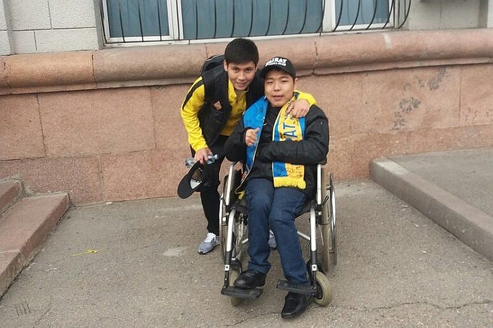 Познакомившись, Бауыржан Исламхан подарил Канагату свою футбольную майку. И даже неожиданно пришел домой поздравить с днем рождения. Фото: Личный архив героя публикации