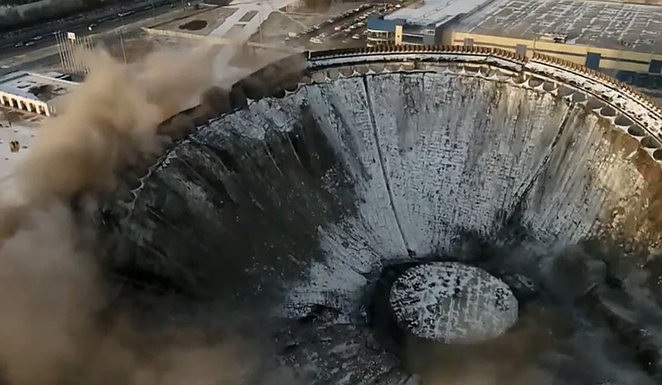 Демонтаж крыши закончился трагедией. Фото: стоп-кадр с видео Фонтанка.ру