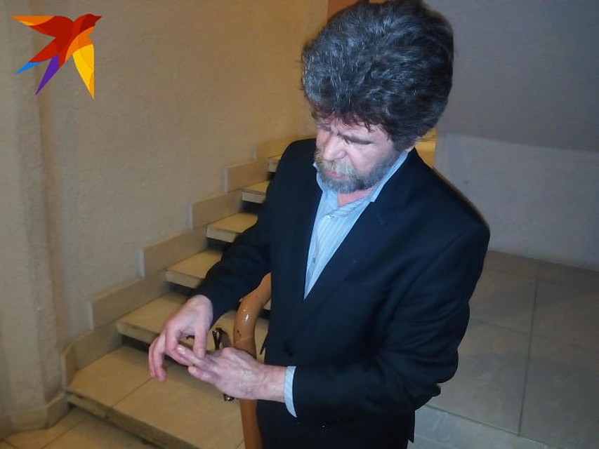Спасаясь от медведя, Сергей Фадеев покатился по каменистому склону горы и сломал себе левую руку. Фото: Данил СВЕЧКОВ