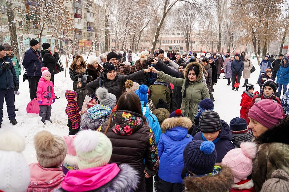 Дети и взрослые дружно встали в ручеёк Фото: Светлана МАКОВЕЕВА