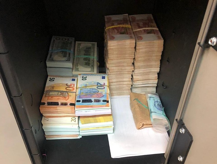 Полицейские уже изъяли деньги Фото: ГУ МВД по Петербургу и Ленобласти