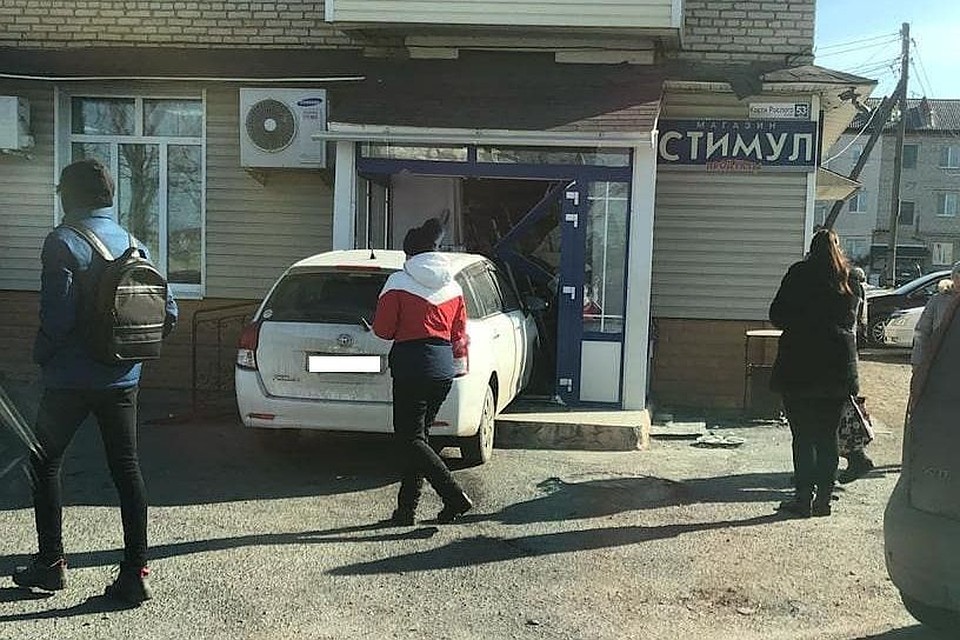 Неудачный маневр закончился повреждением чужого имущества. Фото: primorye_online