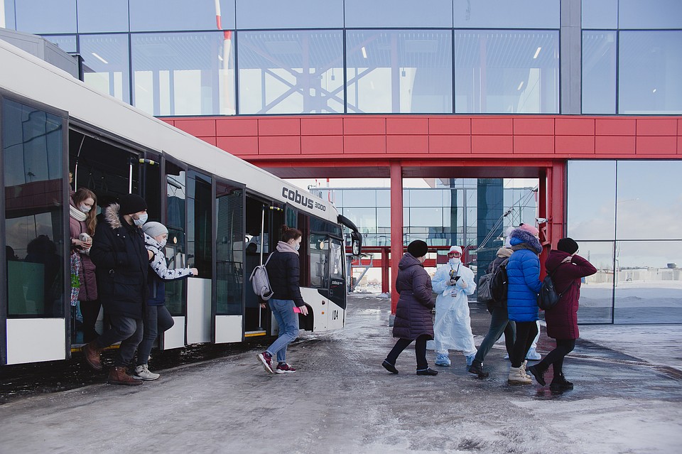 Остальных пассажиров осмотрят в здравпункте аэропорта. Фото: Валентина ВАГАНОВА