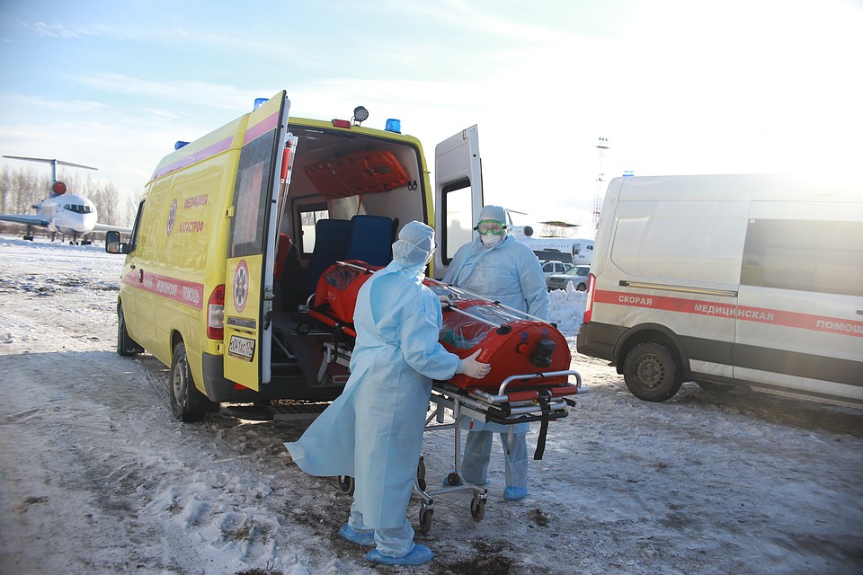 Зараженных коронавирусом транспортируют в специальных боксах Фото: Валентина ВАГАНОВА