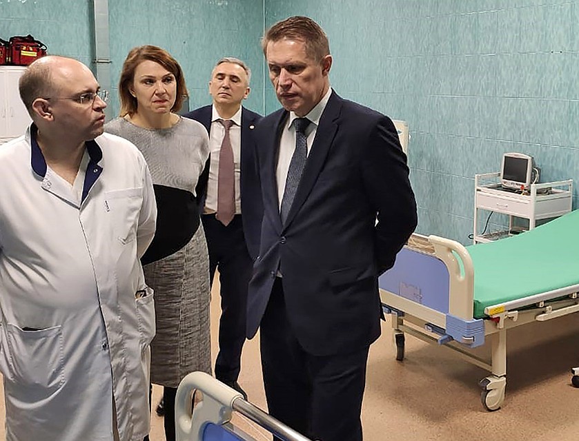 Тюменская область. Министр здравоохранения РФ Михаил Мурашко (в центре) в лечебно-реабилитационном центре "Градостроитель", где будут размещены эвакуированные граждане РФ из Китая. Фото: Пресс-служба Министерства здравоохранения РФ/ТАСС