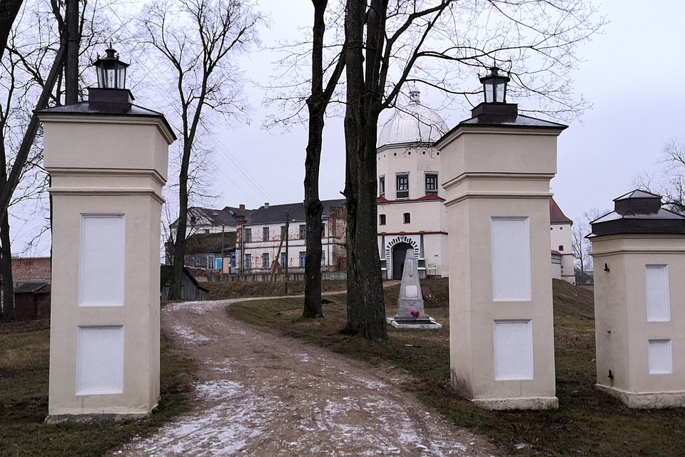Восстанавливают замок в Любче волонтеры. Фото: Раиса ЮДИНА