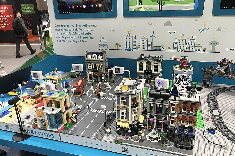 Испанские разработчики объясняют технологии Smart Sity («умного города») на примере интерактивного образца городского района, построенного из лего Фото: Светлана ВОЛКОВА