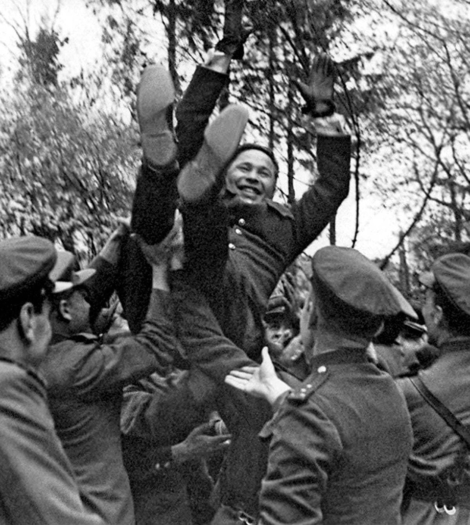Бойцы качают командарма А.П. Белобородова после награждения его 2 Золотой звездой Героя Советского Союза. Германия, г. Кенигсберг, апрель 1945 г. Фото: Министерство обороны РФ