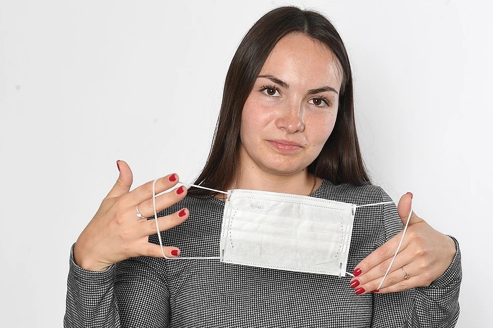 Маску рекомендуют менять каждые 2-2,5 часа. Повторно её использовать нельзя! Фото: Михаил ФРОЛОВ