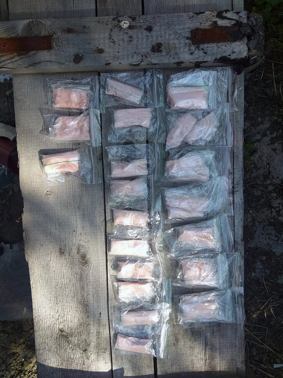 В тайниках оператиники обнаружиди больше 300 граммов наркотиков. Фото: УМВД по Мурманской области