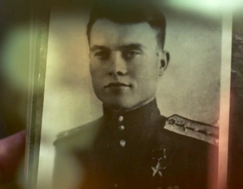 24 июня 1945 года, в день исторического Парада Победы, Алексей Волошин пронес знамя Артиллерийской академии через Красную площадь.