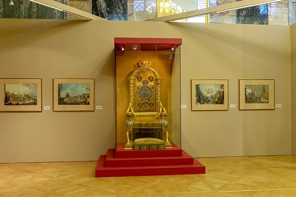 Куда же без внушительного трона императора. Фото: Олег ЗОЛОТО