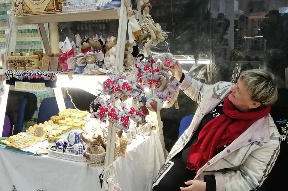 Мастер Ирина Порхоменко показывает свои текстильные игрушки Фото: Роман ПОБЕРЕЖНЮК