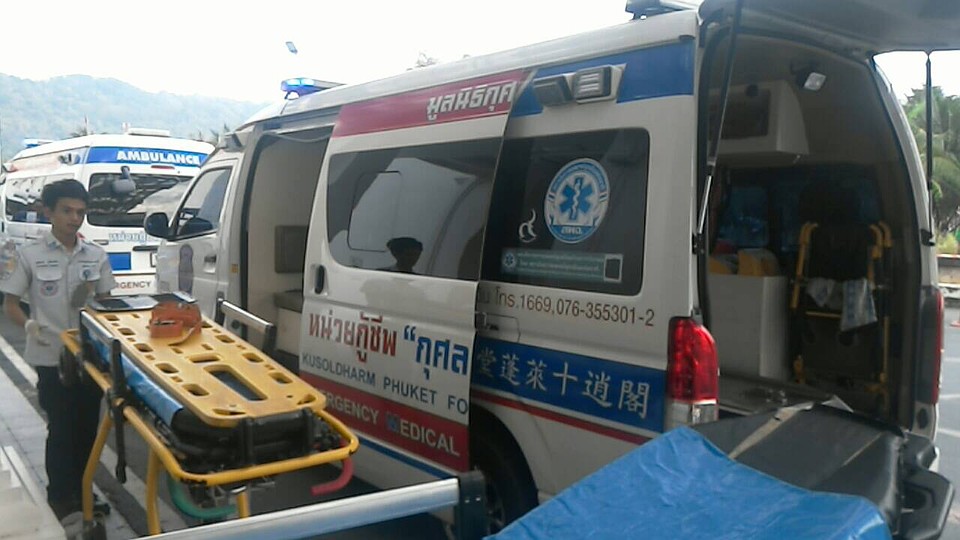 Парамедики в Таиланде оказали помощь пострадавшим прямо на пирсе Фото: Eakkapop Thongtub, The Phuket News