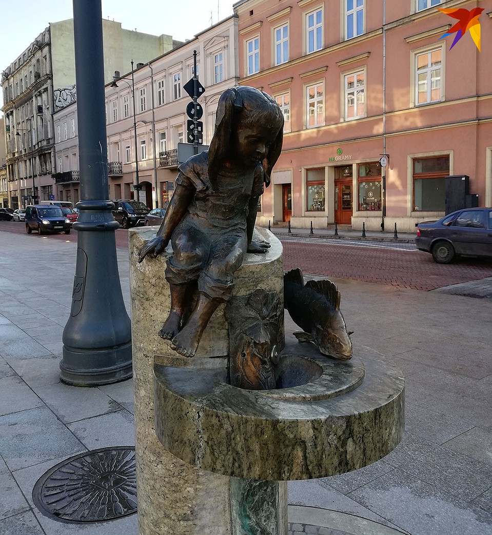 На улице Петрковской много замечательных скульптур. Фото автора