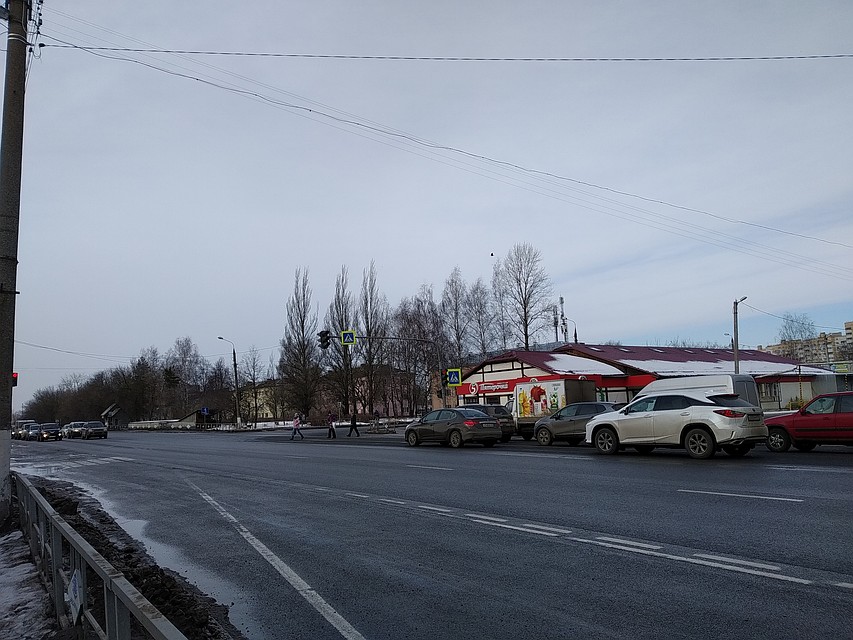 После того, как переход закроют, вдоль дороги поставят ограждение, чтобы пешеходы не выбегали Фото: Анна ДЕКТЯРЕВА