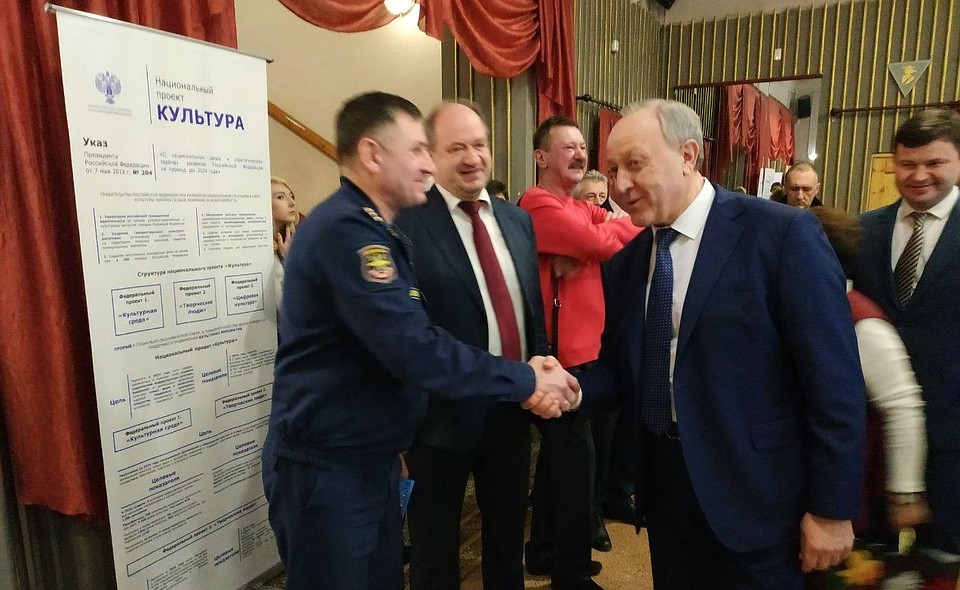 Губернатор поприветствовал начальника дивизии ракетоносцев Олега Пчелу Фото: Александр Уриевский
