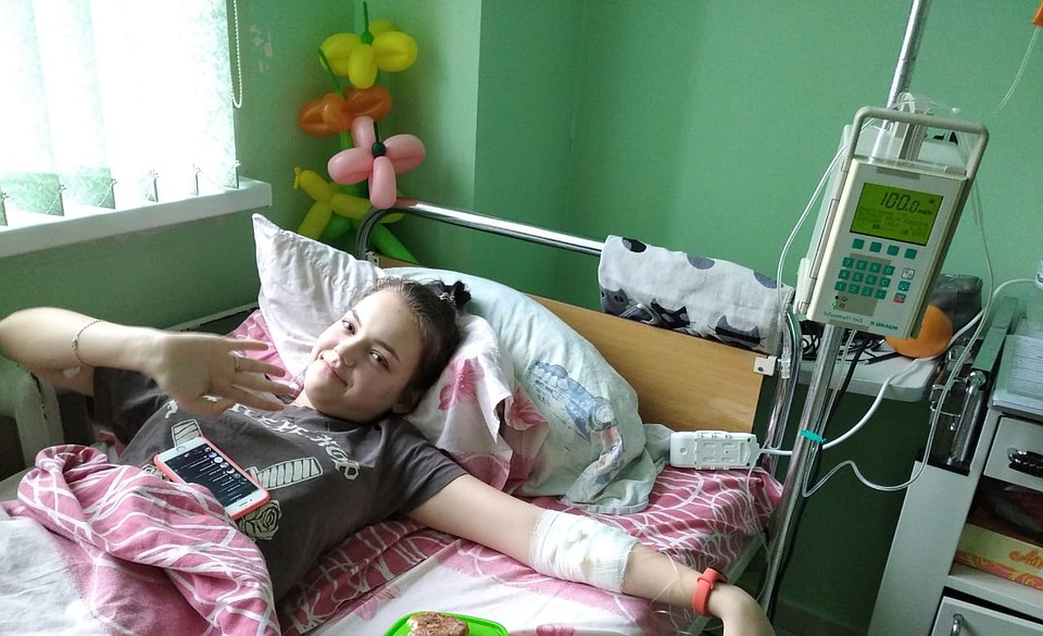 Чтобы спасти дочь от онкологии родители 16-летней Люды продали машину, но денег не хватило. Фото: Семейный архив