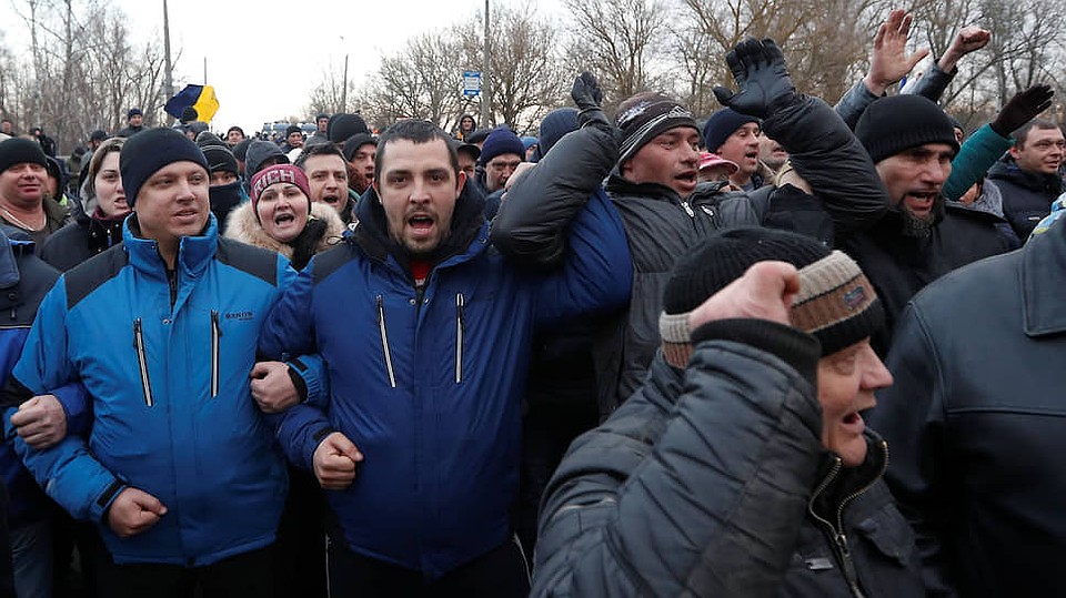 Местные жители грозятся сжечь учреждение, в котором будут размещаться соотечественники Фото: REUTERS