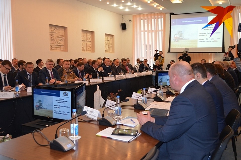 Чиновники и промышленники собрались за круглым столом Фото: Светлана ВОЛКОВА