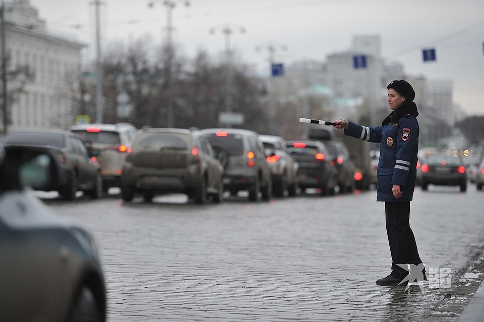 Сотрудницы ГИБДД встречали водителей на площади 1905 года Фото: Алексей БУЛАТОВ