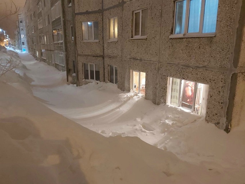 Снежная стихия подобралась к окнам первого этажа. Фото: vk.com/arctic51