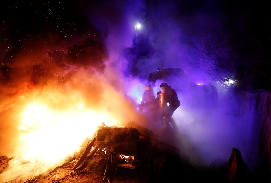 На дороге, у съезда на санаторий разожгли огромный костер Фото: REUTERS