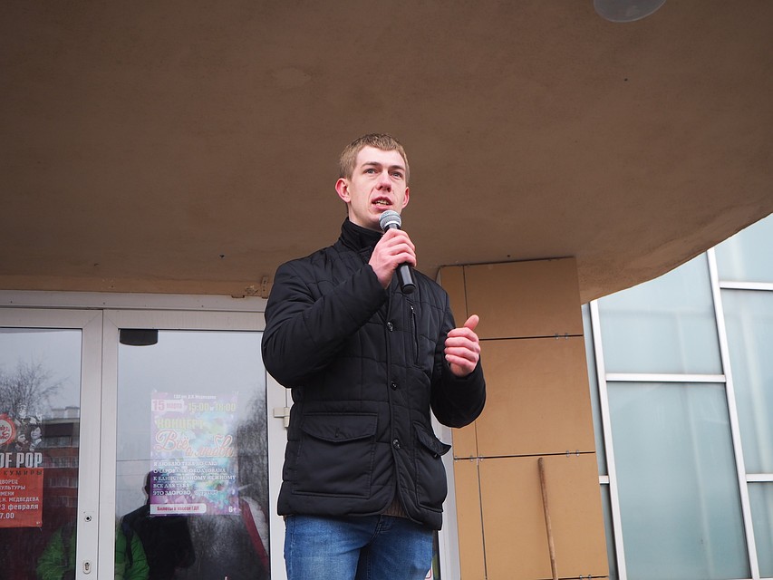В Бежице участников митинга поздравил депутат брянского горсовета Сергей Сенин.