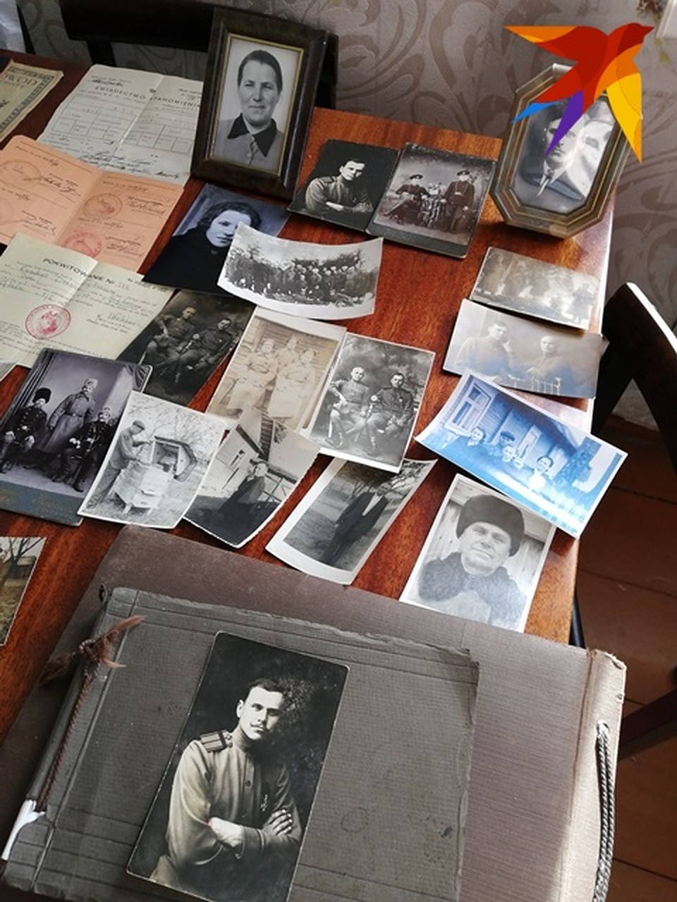 На столе в доме - импровизированная фотовыставка, посвященная Викентию Дрозду. Фото: Наталия КРИВЕЦ