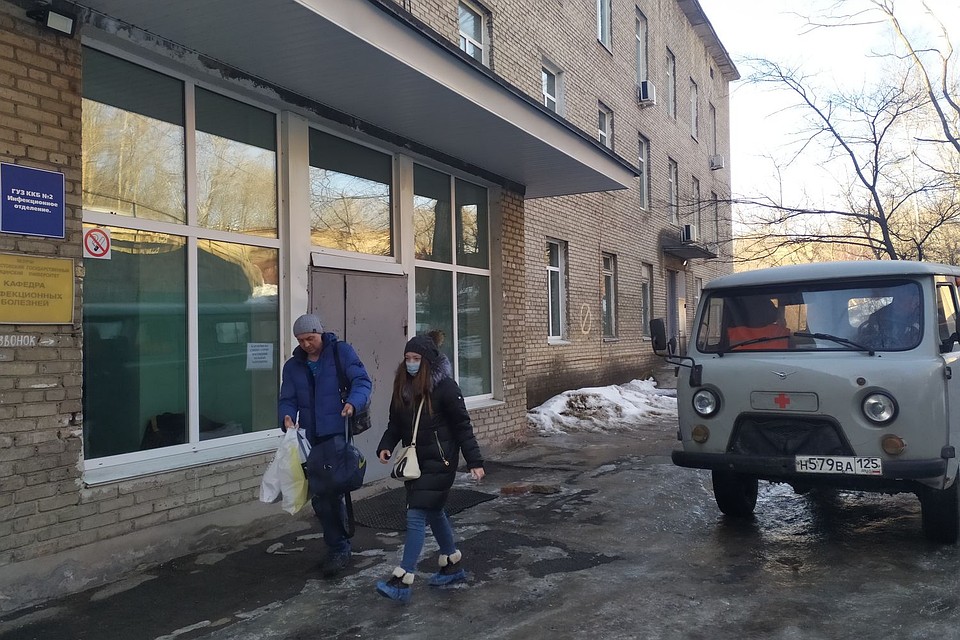 Проход в здание строго через охрану Фото: Милана СОКОЛ