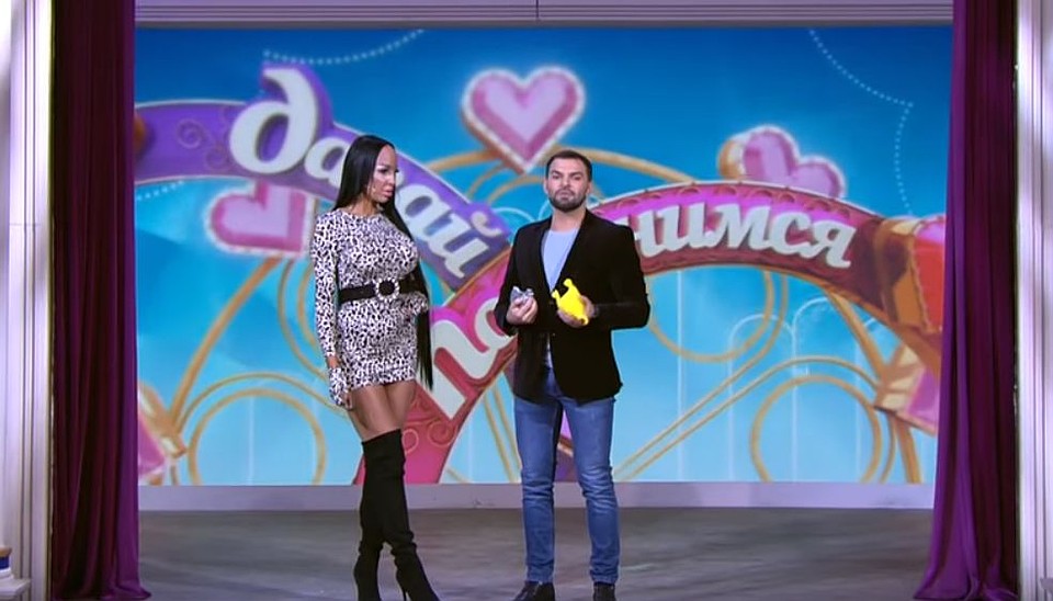 Еще один жених захотел поиграть с Аней в «Угадай мелодию». Фото: Алена МАРТЫНОВА