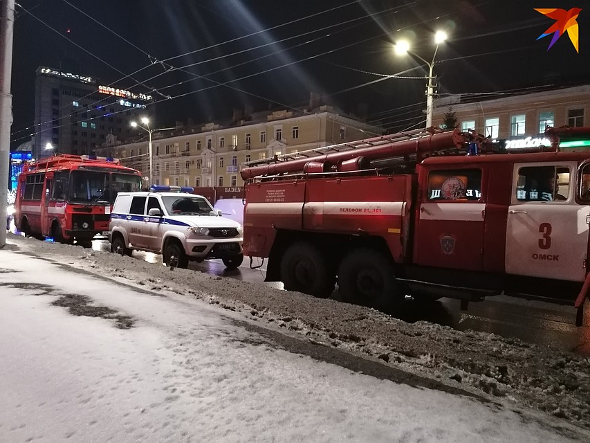 Вокруг обрушения военных складов очень много спецтехники. Фото: Анна МИКУЛА