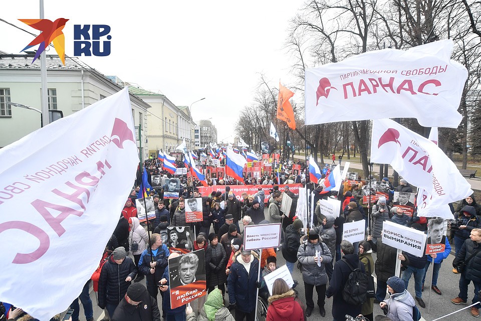 Представители нескольких партий вышли почтить память Немцова. Фото: Иван МАКЕЕВ