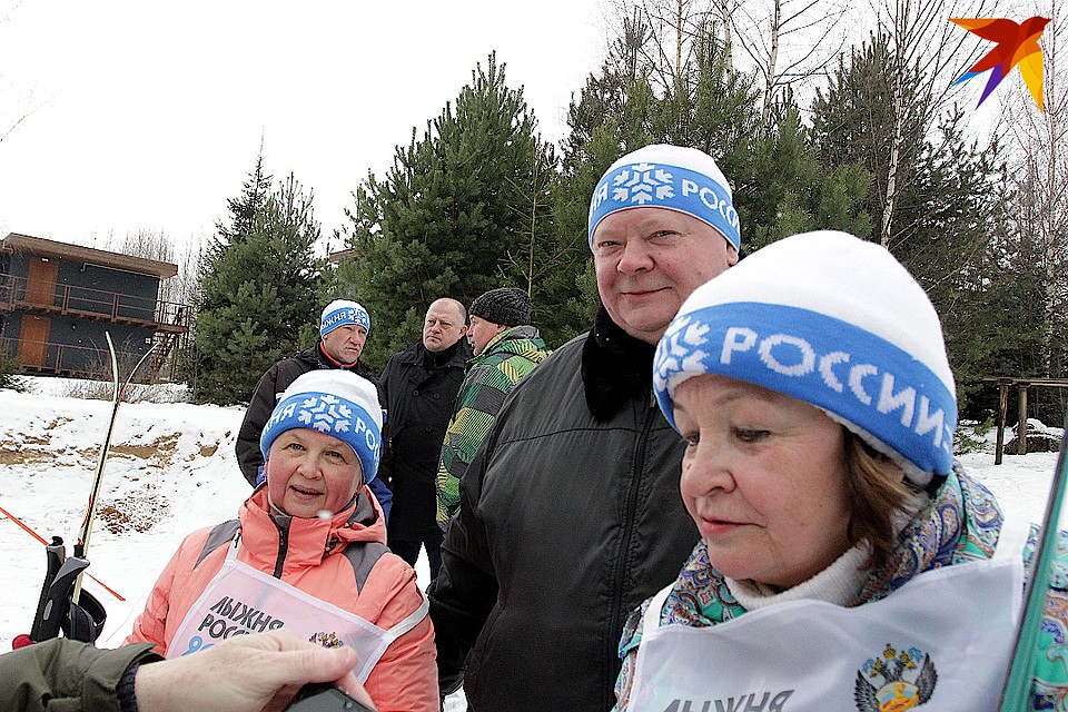 Только здесь запросто можно встретить и председателя Тверской городской думы Евгения Пичуева (смотрит в кадр) и спикера Законодательного собрания Сергея Голубева (на заднем плане без шапки). Фото: Олег ЗИНЧЕНКО